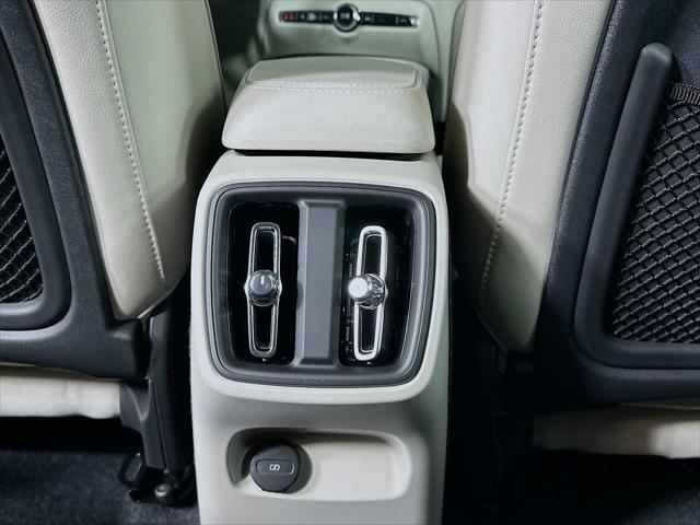 2026 Volvo XC40 Ultra, B5 AWD Gas (mild hybrid), Dark