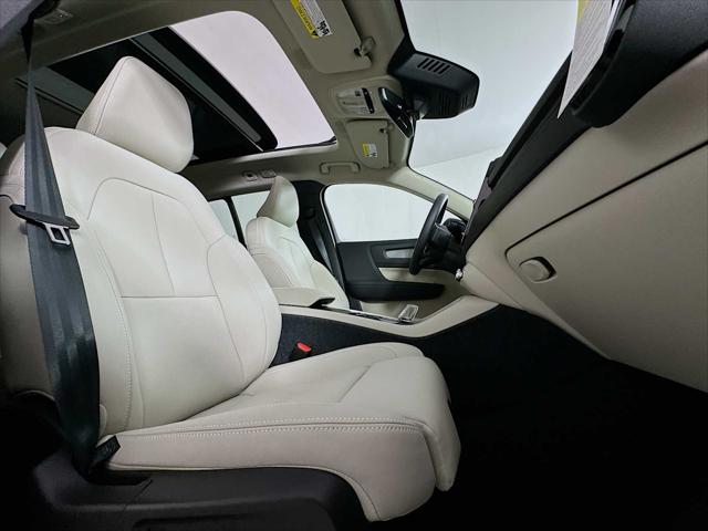 2026 Volvo XC40 Ultra, B5 AWD Gas (mild hybrid), Dark