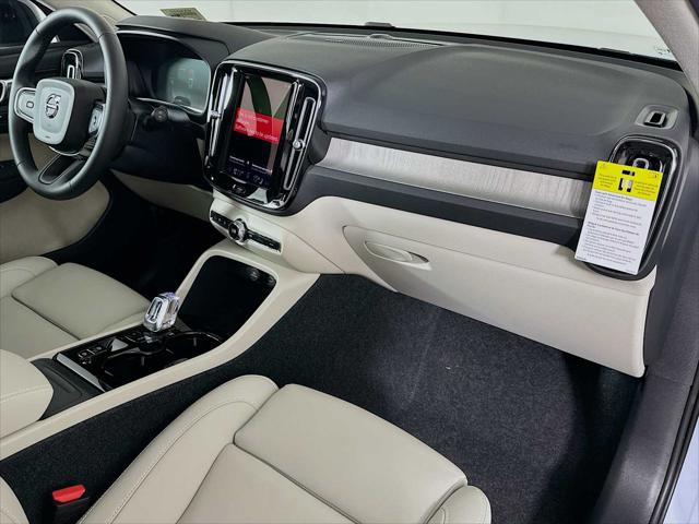 2026 Volvo XC40 Ultra, B5 AWD Gas (mild hybrid), Dark