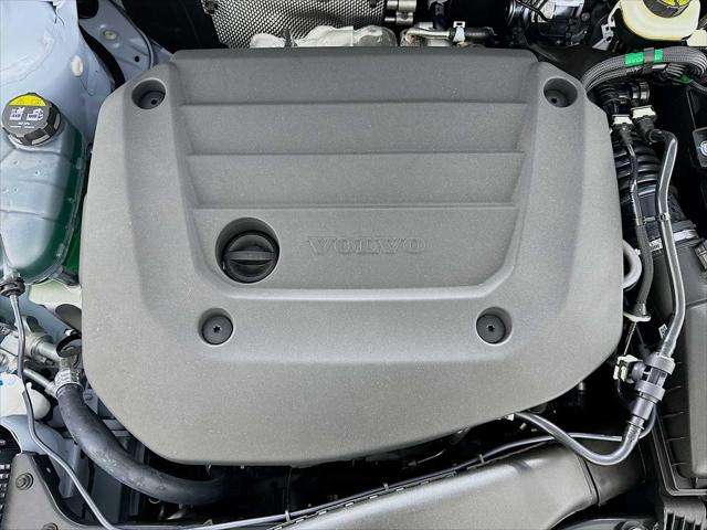 2026 Volvo XC40 Ultra, B5 AWD Gas (mild hybrid), Dark