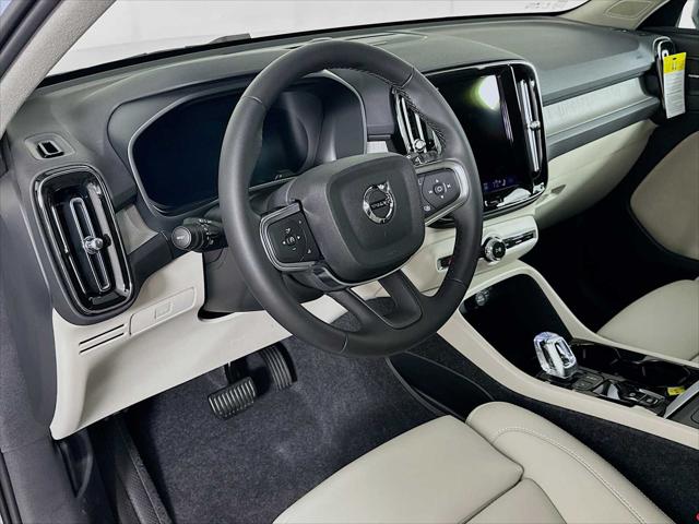2026 Volvo XC40 Ultra, B5 AWD Gas (mild hybrid), Dark