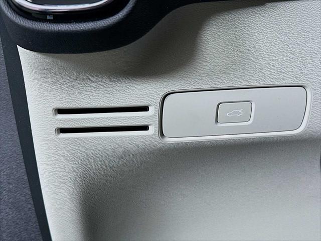 2026 Volvo XC40 Ultra, B5 AWD Gas (mild hybrid), Dark
