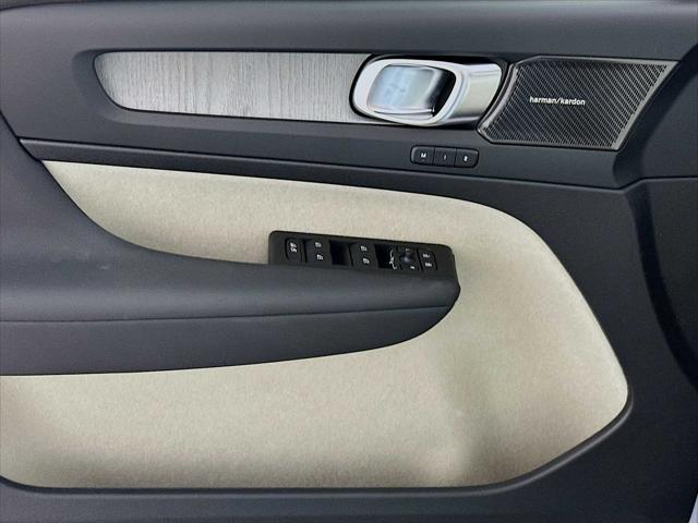 2026 Volvo XC40 Ultra, B5 AWD Gas (mild hybrid), Dark