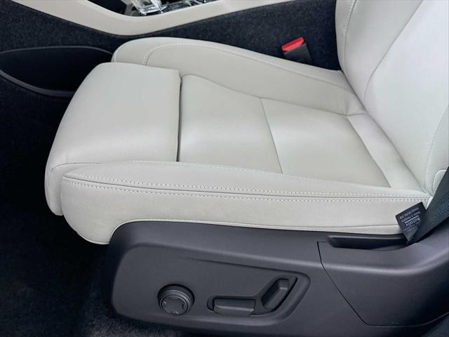 2026 Volvo XC40 Ultra, B5 AWD Gas (mild hybrid), Dark
