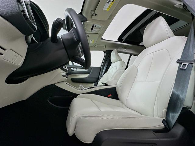 2026 Volvo XC40 Ultra, B5 AWD Gas (mild hybrid), Dark