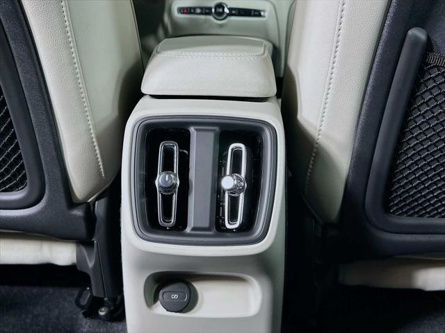 2026 Volvo XC40 Ultra, B5 AWD Gas (mild hybrid), Dark