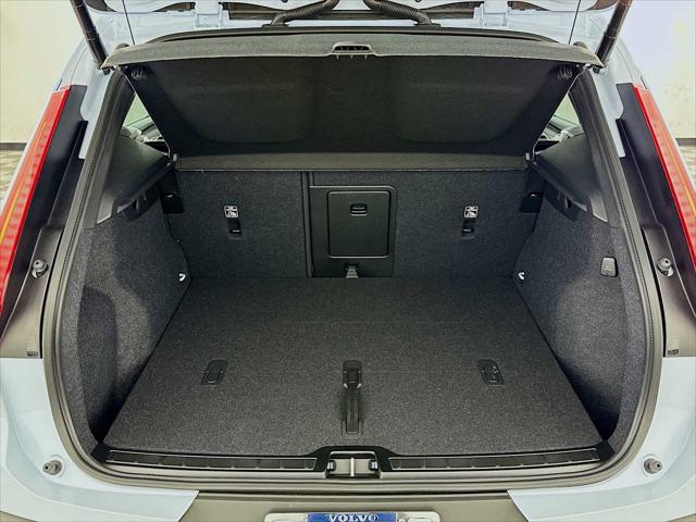 2026 Volvo XC40 Ultra, B5 AWD Gas (mild hybrid), Dark