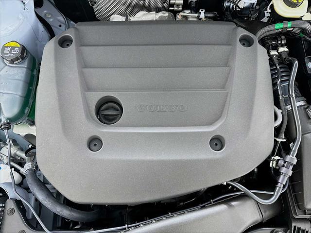2026 Volvo XC40 Ultra, B5 AWD Gas (mild hybrid), Dark