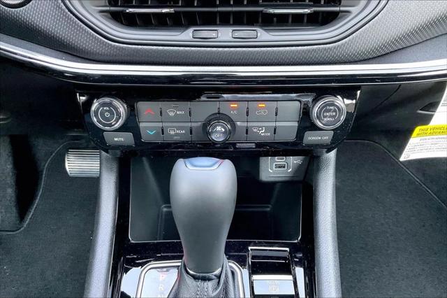 New 2026 Bright White Clear-Coat Exterior Paint Jeep Latitude image 14
