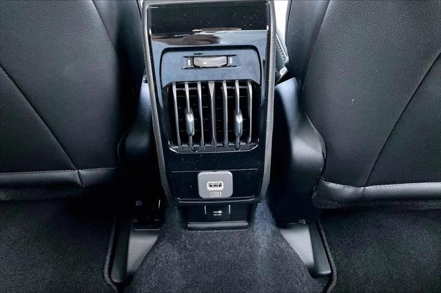 New 2026 Bright White Clear-Coat Exterior Paint Jeep Latitude image 13