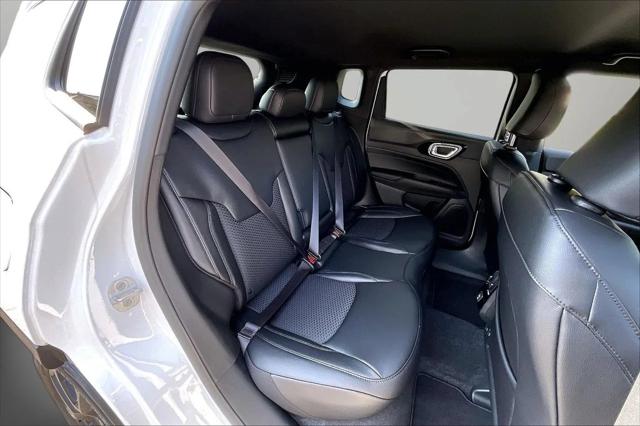 New 2026 Bright White Clear-Coat Exterior Paint Jeep Latitude image 17