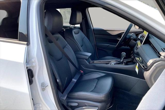 New 2026 Bright White Clear-Coat Exterior Paint Jeep Latitude image 19