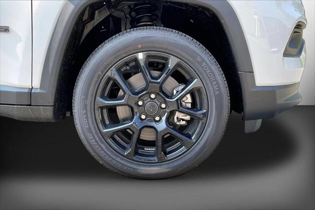 New 2026 Bright White Clear-Coat Exterior Paint Jeep Latitude image 30