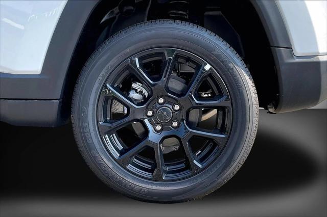 New 2026 Bright White Clear-Coat Exterior Paint Jeep Latitude image 31