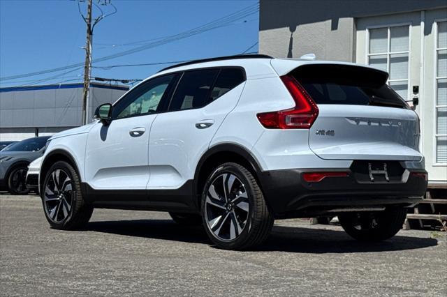 2026 Volvo XC40 Plus, B5 AWD Gas (mild hybrid), Dark