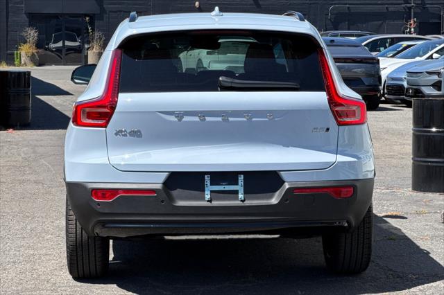 2026 Volvo XC40 Plus, B5 AWD Gas (mild hybrid), Dark