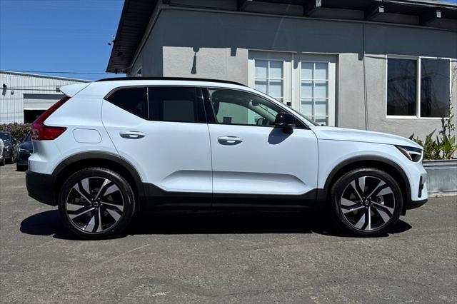 2026 Volvo XC40 Plus, B5 AWD Gas (mild hybrid), Dark