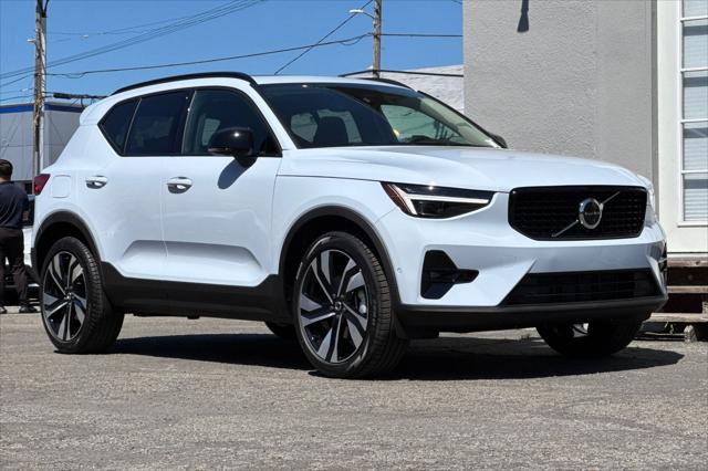 2026 Volvo XC40 Plus, B5 AWD Gas (mild hybrid), Dark