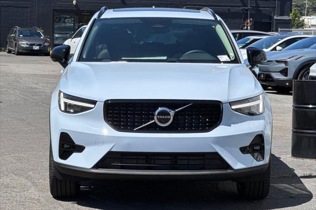 2026 Volvo XC40 Plus, B5 AWD Gas (mild hybrid), Dark