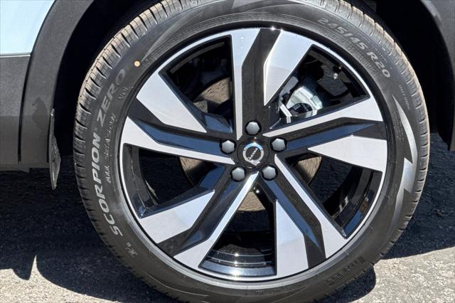 2026 Volvo XC40 Plus, B5 AWD Gas (mild hybrid), Dark