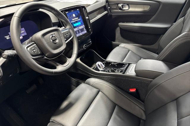 2026 Volvo XC40 Plus, B5 AWD Gas (mild hybrid), Dark