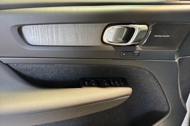 2026 Volvo XC40 Plus, B5 AWD Gas (mild hybrid), Dark