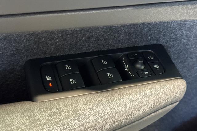 2026 Volvo XC40 Plus, B5 AWD Gas (mild hybrid), Dark