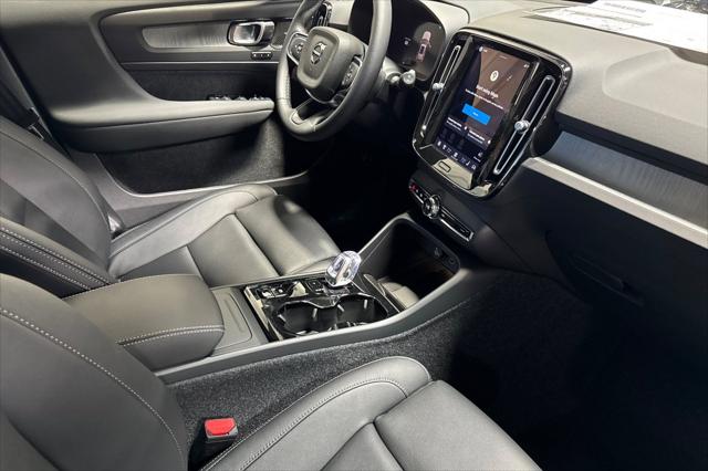2026 Volvo XC40 Plus, B5 AWD Gas (mild hybrid), Dark