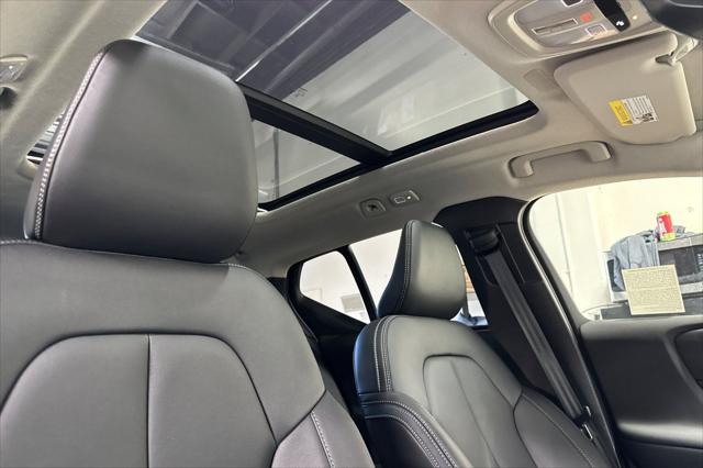 2026 Volvo XC40 Plus, B5 AWD Gas (mild hybrid), Dark