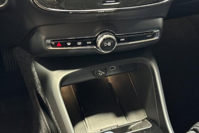 2026 Volvo XC40 Plus, B5 AWD Gas (mild hybrid), Dark