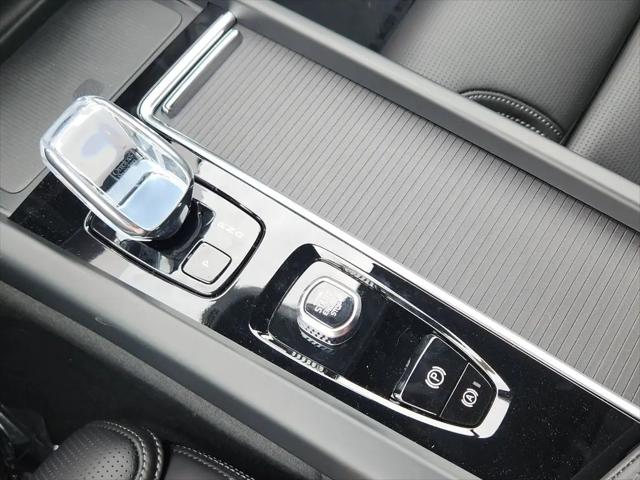 2026 Volvo XC60 Plug-In Hybrid Black Edition Ultra, T8 AWD Electric/Gasoline, Dark