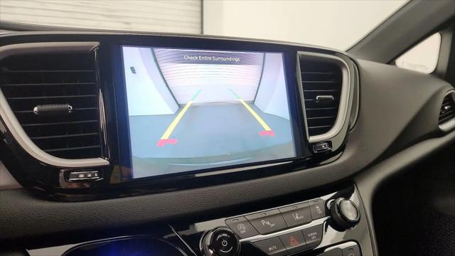 2025 Chrysler Pacifica Select