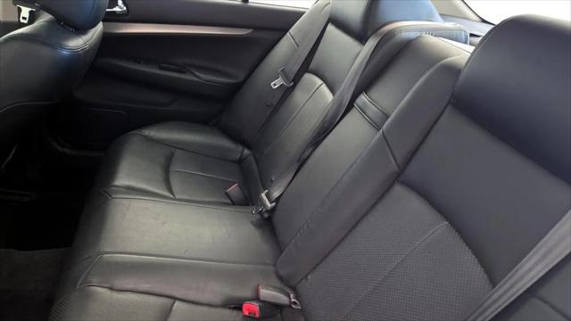 2015 INFINITI Q40 Standard