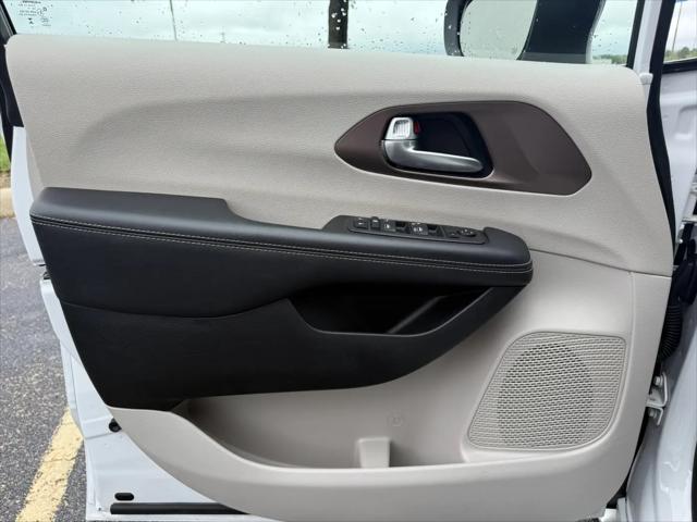 2024 Chrysler Voyager LX