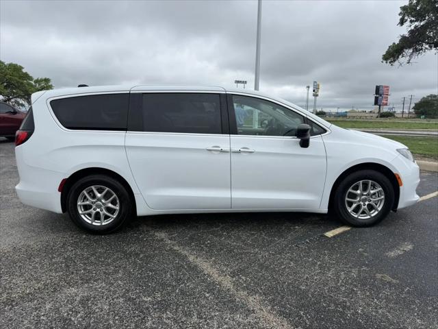 2024 Chrysler Voyager LX
