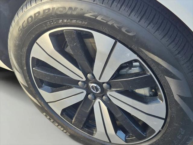 2024 Volvo XC60 Recharge T8 Plus Dark Theme