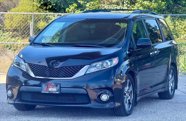2017 Toyota Sienna SE 8 Passenger