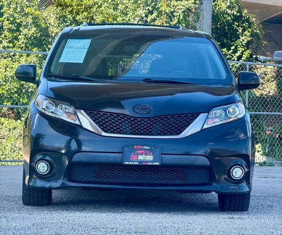 2017 Toyota Sienna SE 8 Passenger