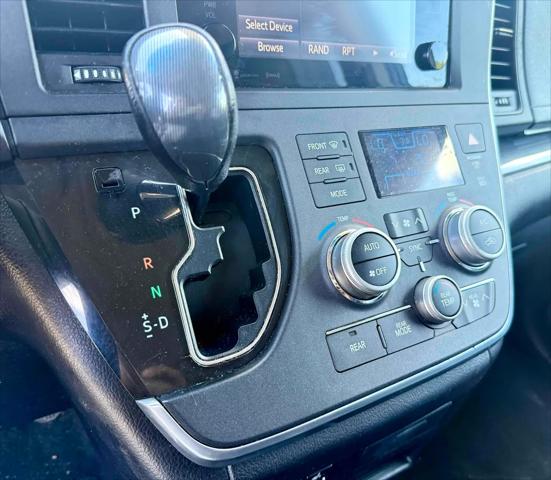 2017 Toyota Sienna SE 8 Passenger