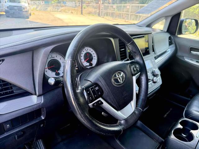 2017 Toyota Sienna SE 8 Passenger