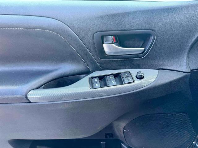 2017 Toyota Sienna SE 8 Passenger