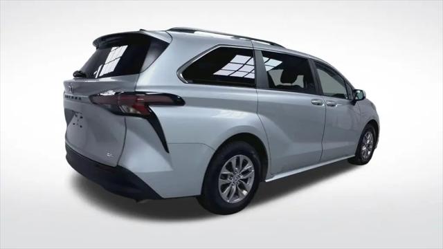 2025 Toyota Sienna LE
