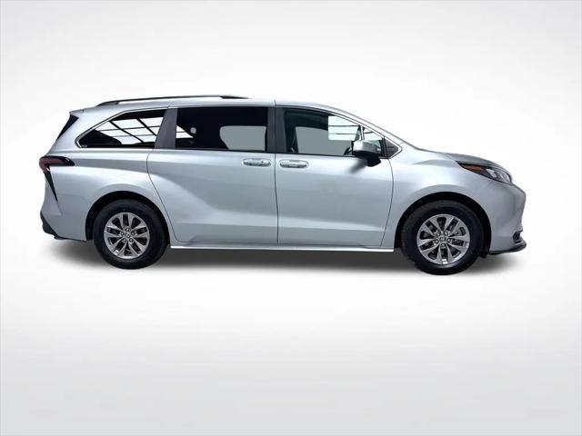 2025 Toyota Sienna LE