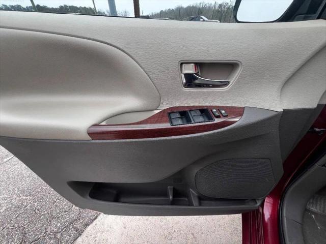 2013 Toyota Sienna XLE V6 8 Passenger