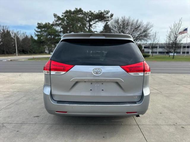 2013 Toyota Sienna LE V6 8 Passenger