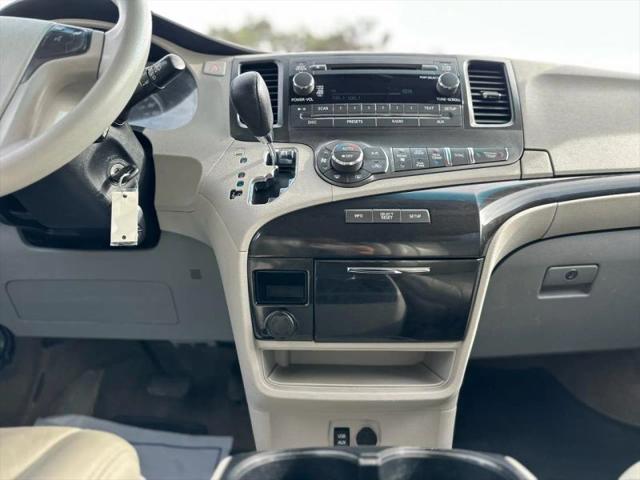 2013 Toyota Sienna LE V6 8 Passenger