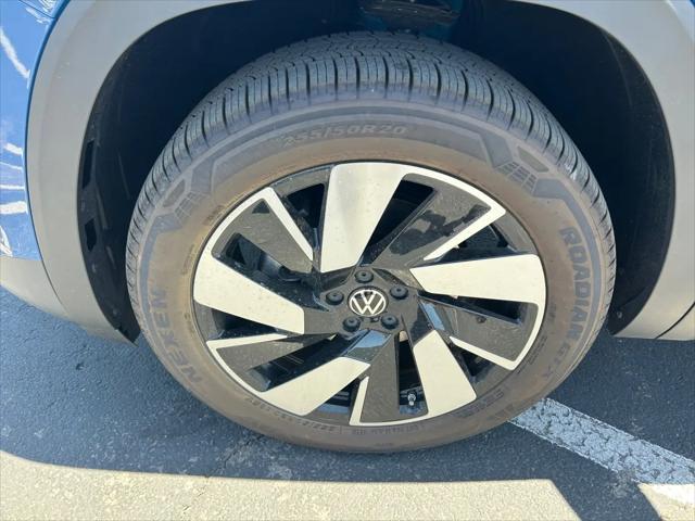 2026 Volkswagen Atlas Cross Sport SE with Technology