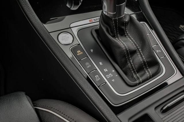 2019 Volkswagen Golf R 2.0T w/DCC & Navigation
