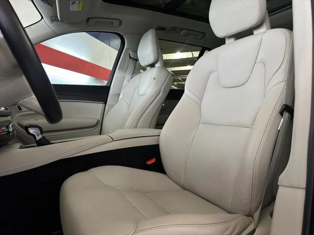 2020 Volvo XC90 T6 Momentum 7 Passenger