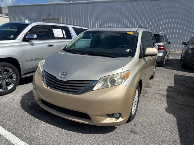 2013 Toyota Sienna XLE V6 8 Passenger
